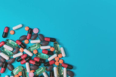 mavi arkaplanda çok renkli hap dokusu