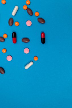 mavi arkaplanda çok renkli hap dokusu