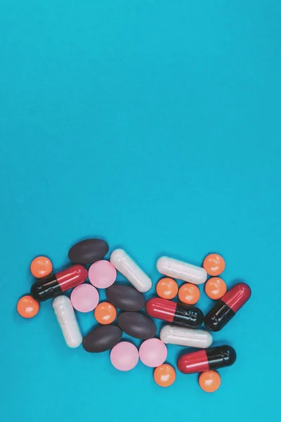 Píldoras Multicolores Textura Sobre Fondo Azul — Foto de Stock