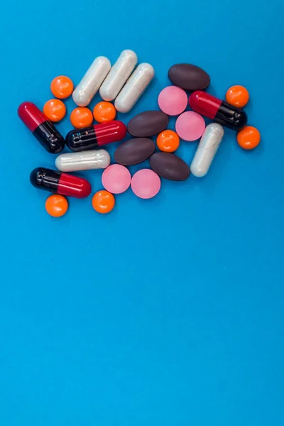 Píldoras Multicolores Textura Sobre Fondo Azul — Foto de Stock