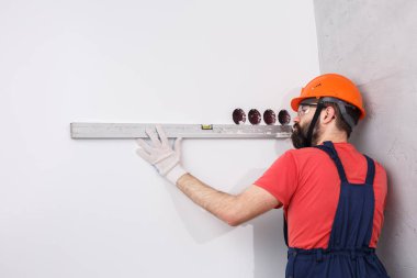 Kask içindeki elektrikçi soketleri yerleştirir