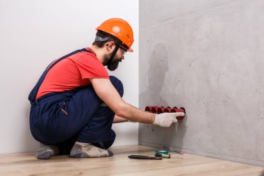 Kask içindeki elektrikçi soketleri yerleştirir