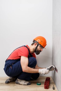Kask içindeki elektrikçi soketleri yerleştirir