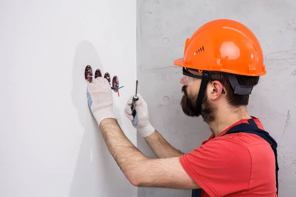 Eletricista Capacete Instala Tomadas — Fotografia de Stock