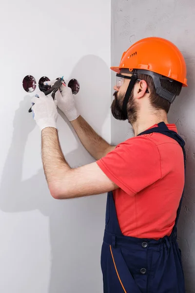 Eletricista Capacete Instala Tomadas — Fotografia de Stock