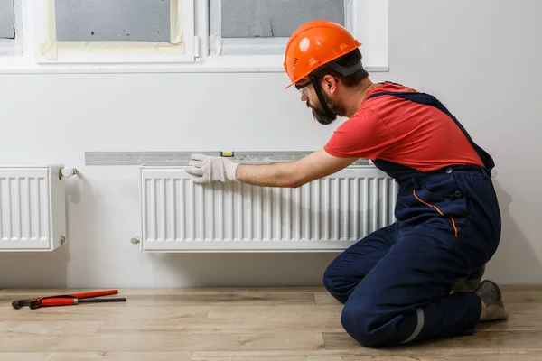 Arbetare Orange Hjälm Installerar Radiatorer Huset — Stockfoto