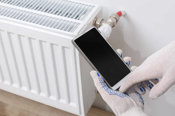 Worker Orange Helmet Installs Radiators House — Stock Photo, Image