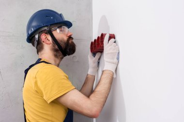 Kask içindeki elektrikçi soketleri yerleştirir