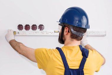 Kask içindeki elektrikçi soketleri yerleştirir