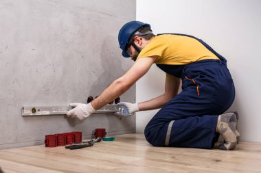 Kask içindeki elektrikçi soketleri yerleştirir