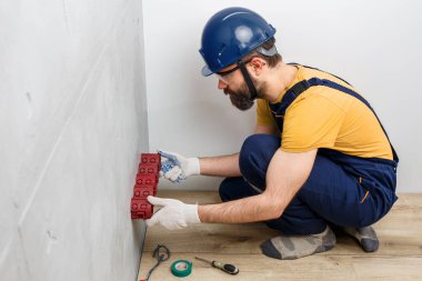 Kask içindeki elektrikçi soketleri yerleştirir