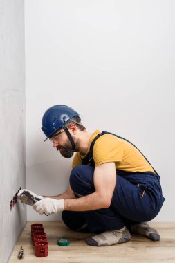 Kask içindeki elektrikçi soketleri yerleştirir