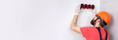 Kask içindeki elektrikçi soketleri yerleştirir