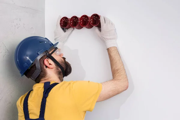 Eletricista Capacete Instala Tomadas — Fotografia de Stock