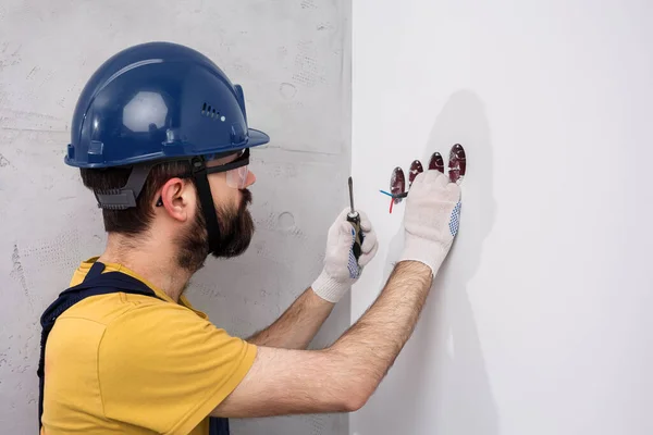 Eletricista Capacete Instala Tomadas — Fotografia de Stock