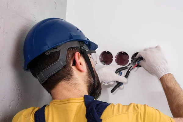 Eletricista Capacete Instala Tomadas — Fotografia de Stock