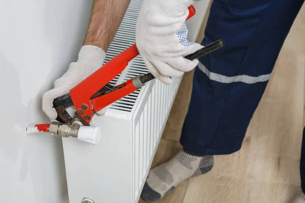 Ein Arbeiter Mit Orangefarbenem Helm Installiert Heizkörper Haus — Stockfoto