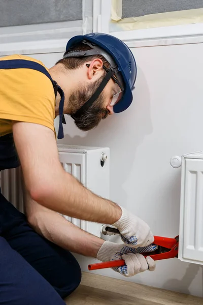 Travailleur Dans Casque Orange Installe Des Radiateurs Dans Maison — Photo