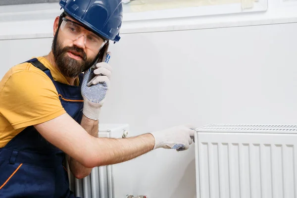 Travailleur Dans Casque Orange Installe Des Radiateurs Dans Maison — Photo