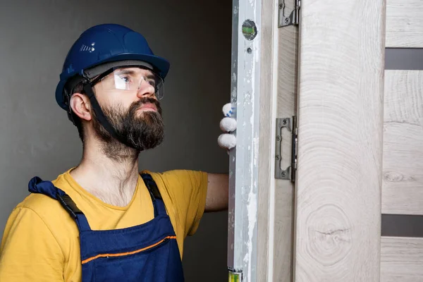 Travailleur Avec Une Perceuse Dans Casque Orange Installe Une Porte — Photo