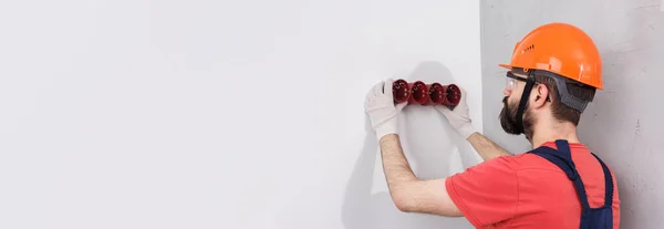 Kask içindeki elektrikçi soketleri yerleştirir