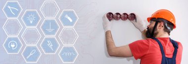 Kask içindeki elektrikçi soketleri bilgi grafikleri yükler