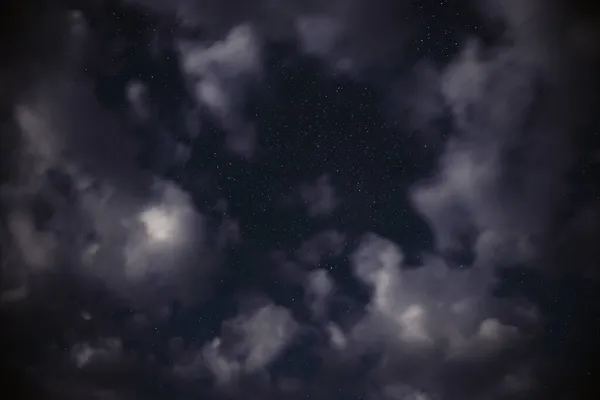Αστέρια Στο Νυχτερινό Ουρανό Ανάμεσα Στα Σύννεφα Στο Σεληνόφως — Φωτογραφία Αρχείου