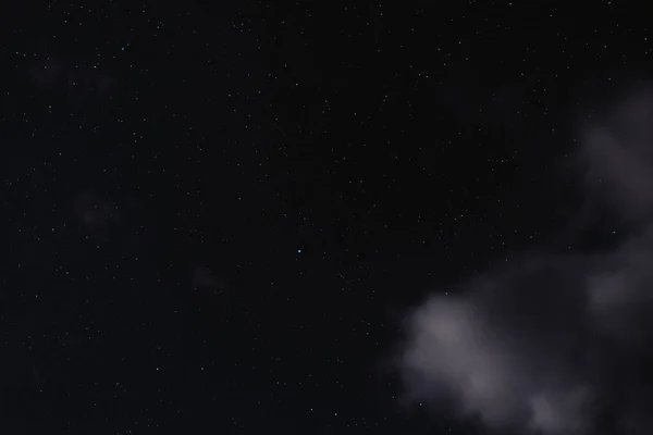 Звезды Ночном Небе Среди Облаков Лунном Свете — стоковое фото
