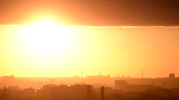 Pôr Sol Timelapse Sobre Uma Cidade Com Fábricas Tubos Salientes — Vídeo de Stock