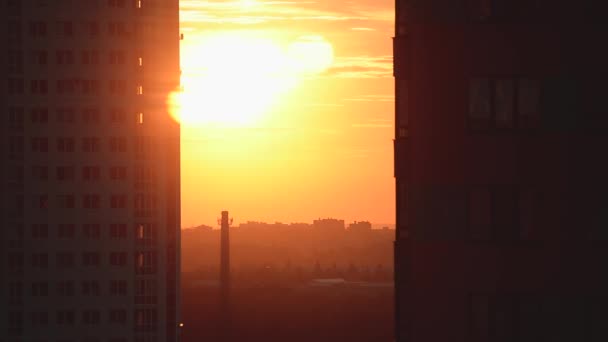 Pôr Sol Entre Dois Edifícios Vários Andares — Vídeo de Stock