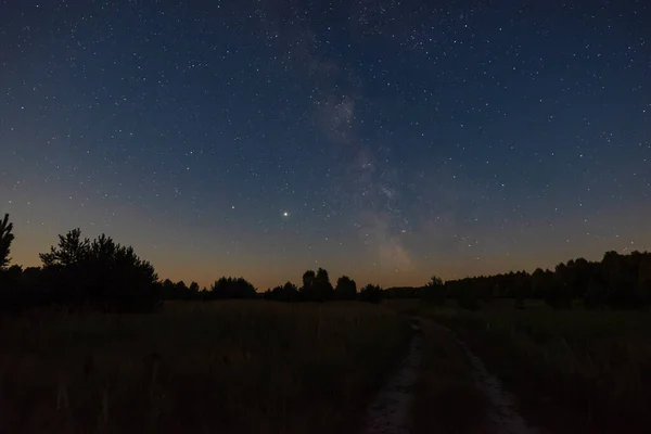 Velké Panorama Venkovská Cesta Táhnoucí Polí Lesu Hvězdná Obloha Mléčnou — Stock fotografie