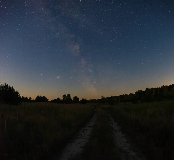 Velké Panorama Venkovská Cesta Táhnoucí Polí Lesu Hvězdná Obloha Mléčnou — Stock fotografie