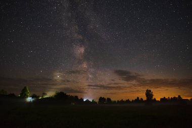 Gece gökyüzü Samanyolu ile yaz gecesinde