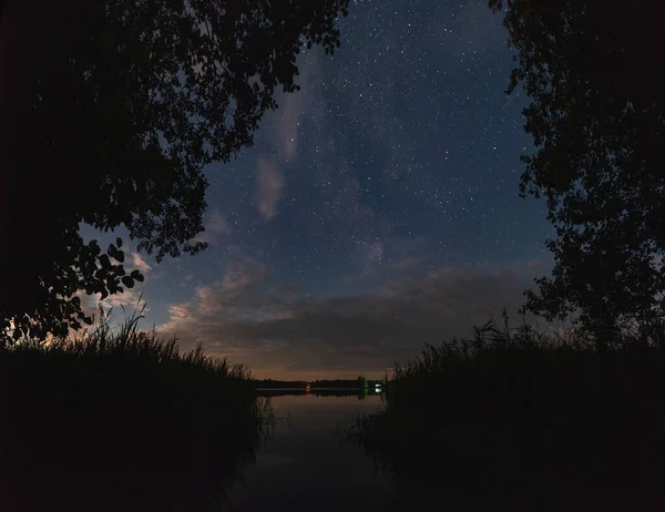 Jezero Lesa Pod Hvězdnou Letní Oblohou Měsíčním Světle Velké Panorama — Stock fotografie