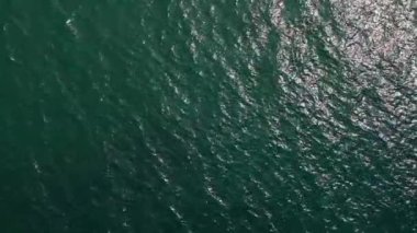 Açık denizdeki dalgaların turkuaz suyla drone görüntüsü