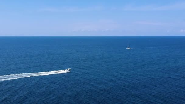 Perahu Bergerak Cepat Melalui Gelombang Laut — Stok Video