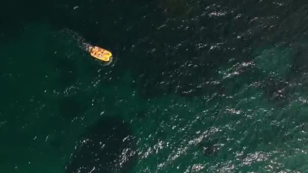 Família Feliz Catamarã Amarelo Mar Aberto Vista Uma Altura — Vídeo de Stock
