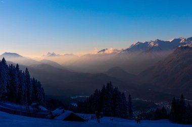 Garmisch Partenkirchen 'de gün batımında vadiye bakan kayak pisti.