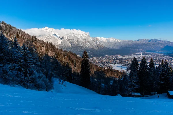 Skidbacke Över Garmisch Partenkirchen Med Utsikt Över Staden — Stockfoto