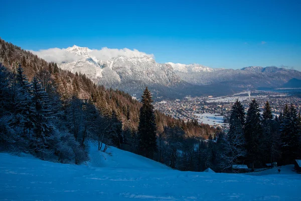 Piste Ski Sur Garmisch Partenkirchen Avec Vue Sur Ville — Photo