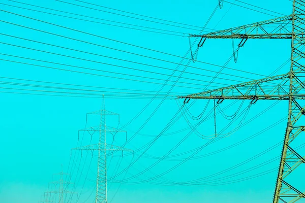 Kivonat Közel Energiahálózati Tornyokhoz Kék Alatt Stock Kép