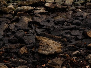 Kumsaldaki turkuaz denizin yüzeyinde kirli yağlı film. Endüstriyel atık su sızıntısı. Yağ film kirliliği. Suyun üstünde renkli bir yağ filmi. endüstriyel atık su dökülmesi.