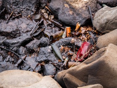 Kumsaldaki turkuaz denizin yüzeyinde kirli yağlı film. Endüstriyel atık su sızıntısı. Yağ film kirliliği. Suyun üstünde renkli bir yağ filmi. endüstriyel atık su sızıntısı. denizdeki gökkuşağı
