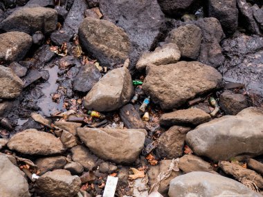 Kumsaldaki turkuaz denizin yüzeyinde kirli yağlı film. Endüstriyel atık su sızıntısı. Yağ film kirliliği. Suyun üstünde renkli bir yağ filmi. endüstriyel atık su sızıntısı. denizdeki gökkuşağı