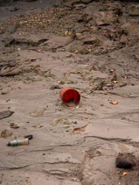 Bakü. Azerbaycan: 08.10.2021 Hazar denizindeki plastik atık kirliliği. Doğrudan denize atılan plastik su şişeleri ve poşetler..