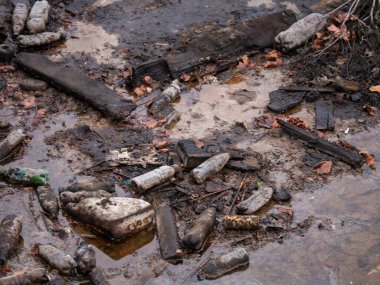 Bakü. Azerbaycan: 08.10.2021 Hazar denizindeki plastik atık kirliliği. Doğrudan denize atılan plastik su şişeleri ve poşetler..