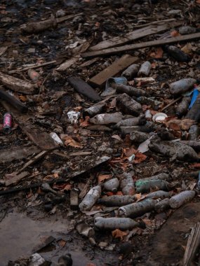Bakü. Azerbaycan: 08.10.2021 Hazar denizindeki plastik atık kirliliği. Doğrudan denize atılan plastik su şişeleri ve poşetler..