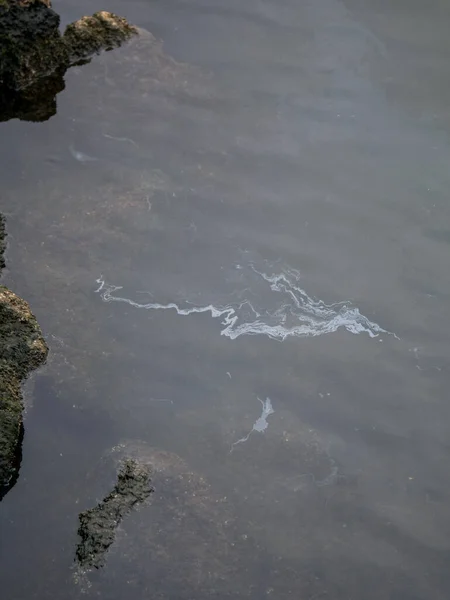 Smutsig Oljig Film Ytan Det Turkosa Havet Stranden Spillvatten Från — Stockfoto