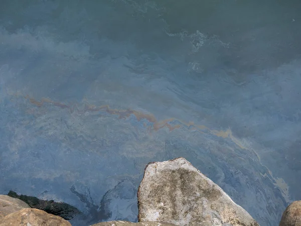 Schmutziger Ölfilm Auf Der Oberfläche Des Türkisfarbenen Meeres Strand Industrielle — Stockfoto