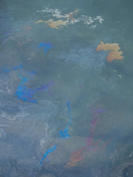 ビーチでターコイズブルーの海の表面に汚れた油性フィルム 産業廃棄物の水の流出油膜汚染 水の上のカラフルな油膜 産業廃棄物処理水の流出 虹の海 — ストック写真